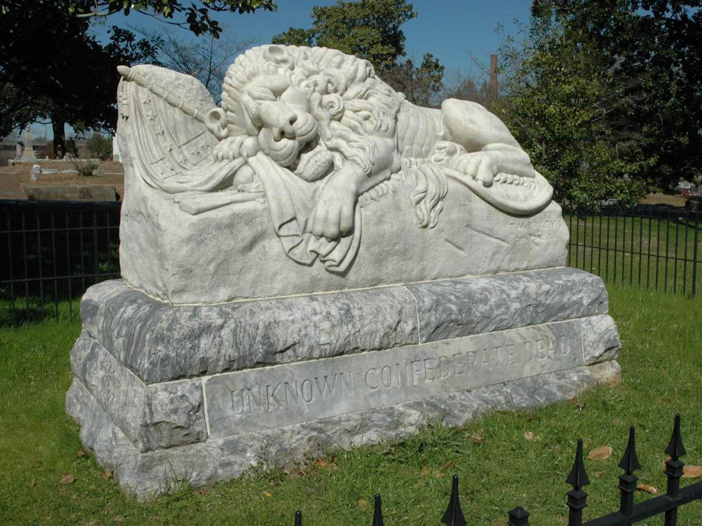 The "Lion of the Confederacy" sculpture in Atlanta's Oakland Cemetery (photo by J. Glover, via Wikimedia Commons)