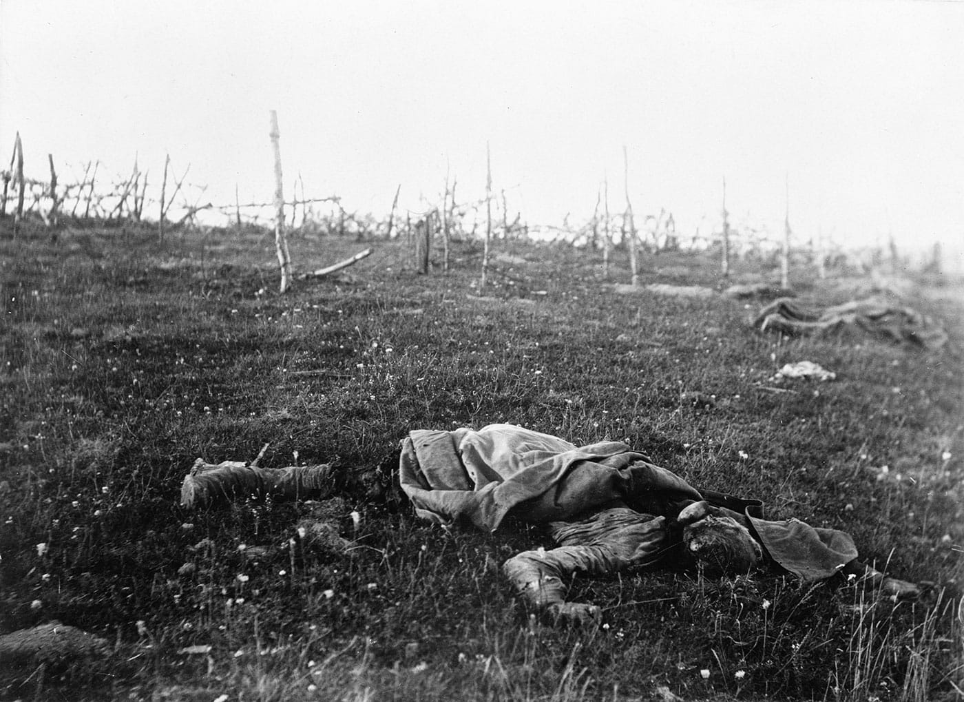 Florence Farmborough, "Dead Russian soldier, photographed on the road to Monasterzhiska (Ukraine)" (1916 (© IWM (Q98431))