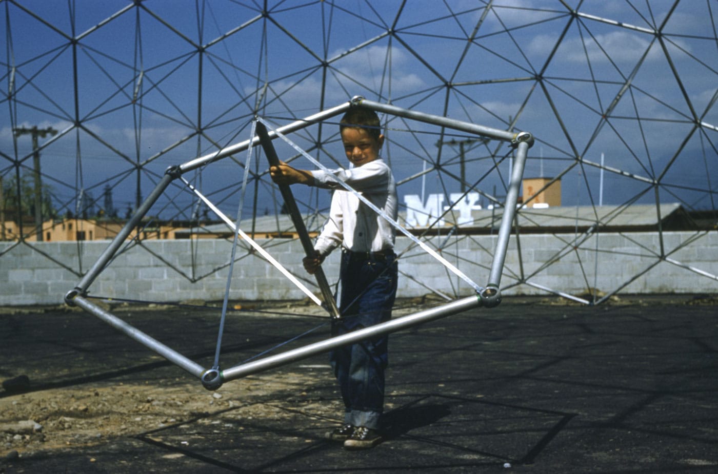 Assembly of the Canadian Armed Forces pavilion, Pacific National Exhibition, Vancouver (August 1955) (Jeffrey Lindsay & Associates, photo by Geoffrey Massey, courtesy of the photographer)