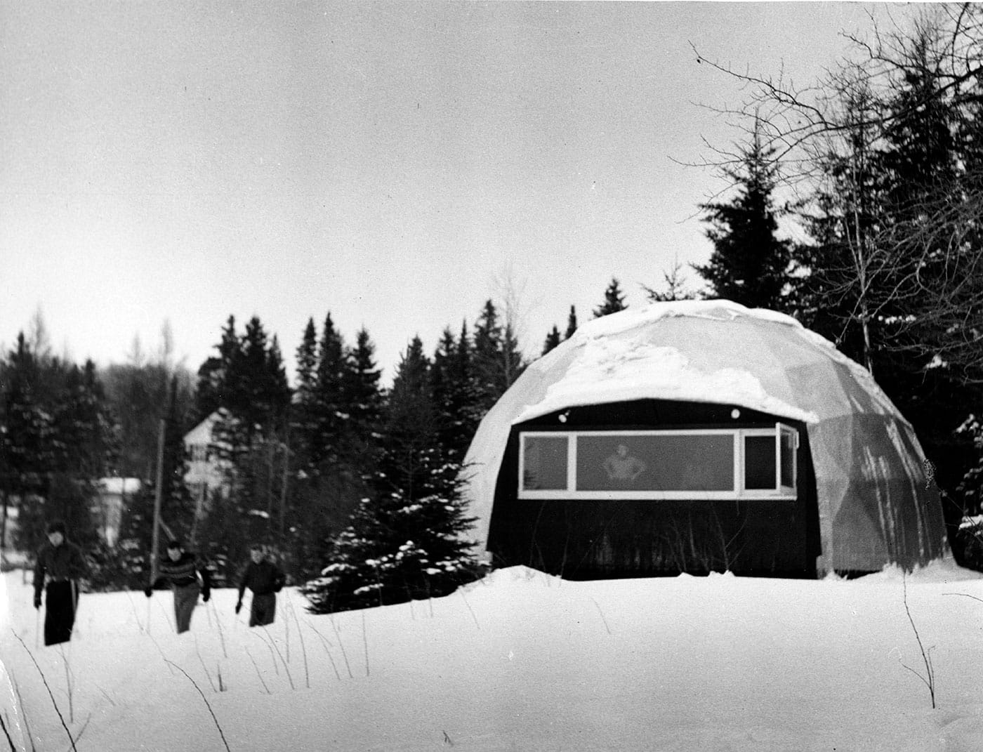 Geodesic chalet, Skigloo, Morin Heights, QC (1952) (Jeffrey Lindsay/Fuller Research Foundation Canadian Division, photo by Richard Arless, Canadian Architectural Archives, the University of Calgary)