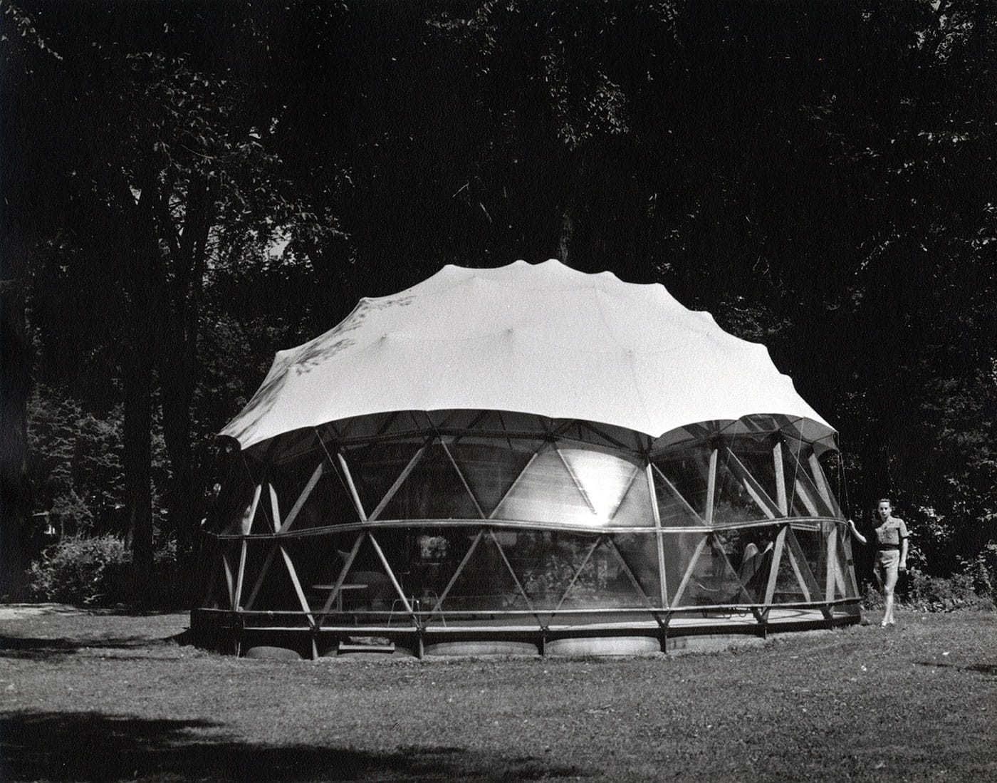 Geodesic dome, Skybreak, constructed on the banks of Lake St. Louis, Beaurepaire QC (Summer 1951) (Jeffrey Lindsay/Fuller Research Foundation Canadian Division, photo by Jeffrey Lindsay, courtesy Canadian Architectural Archives, the University of Calgary)