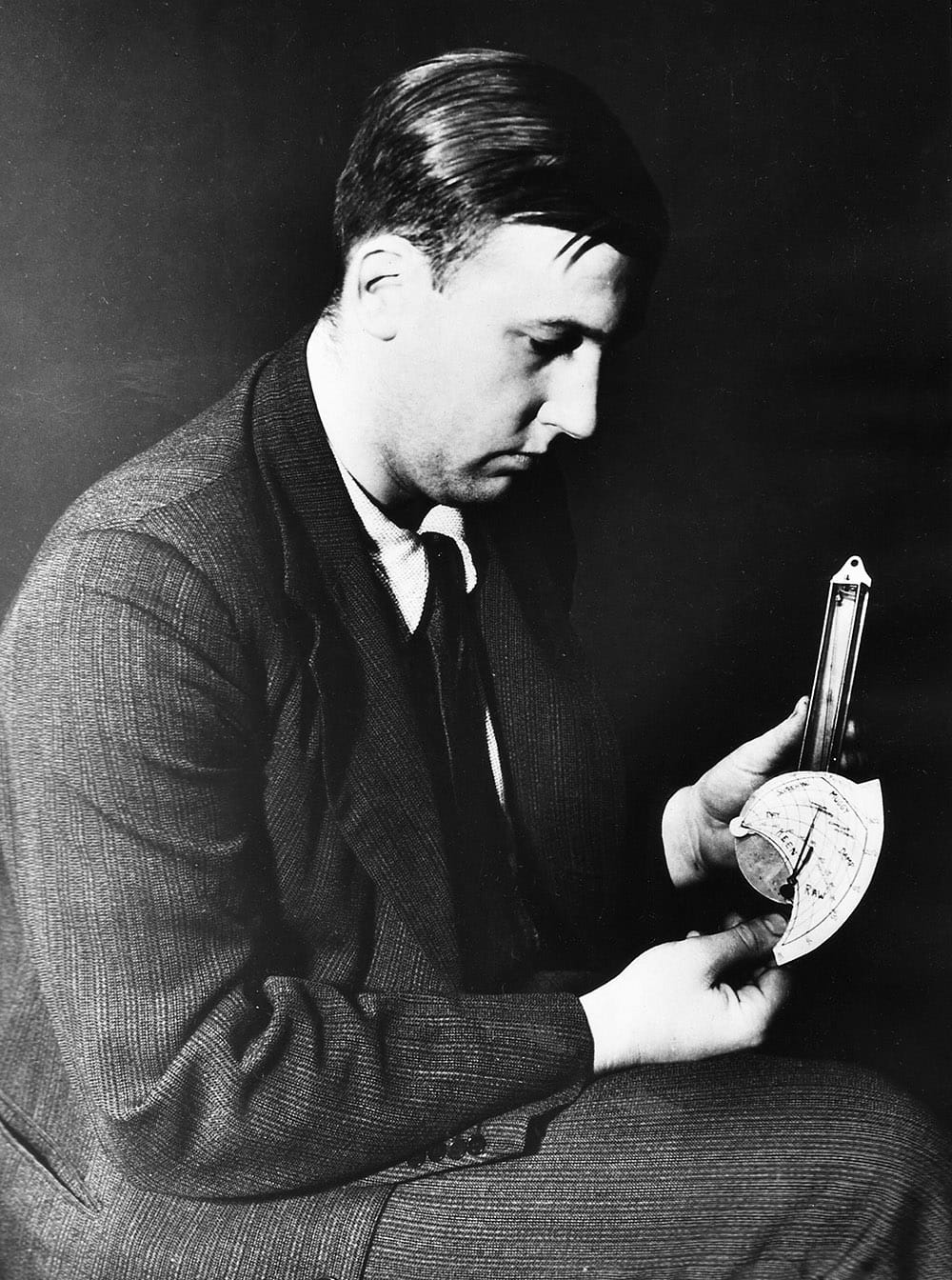 Athelstan Spilhaus with his invention, the comfortometer — "a thing that tells you if you’re comfortable or not” (1935) (courtesy <em>The Experimental City</em> documentary)