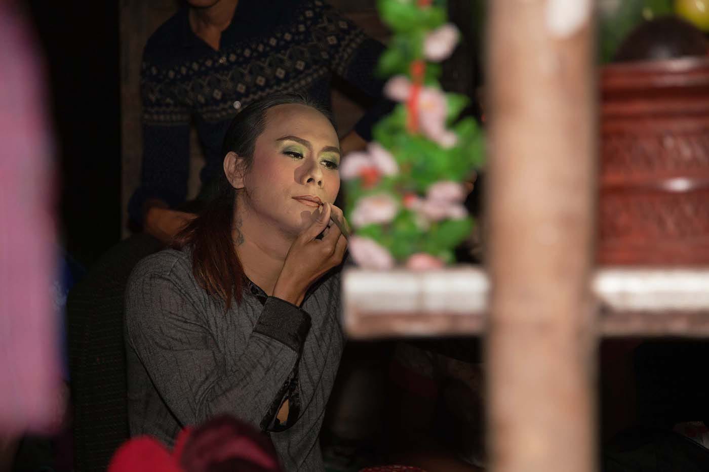 "Tinko, a spirit medium, preparing to perform at Win Shi Thu’s nat pwe." (© Mariette Pathy Allen, from <em>Transcendents: Spirit Mediums in Burma and Thailand</em>, courtesy Daylight Books)
