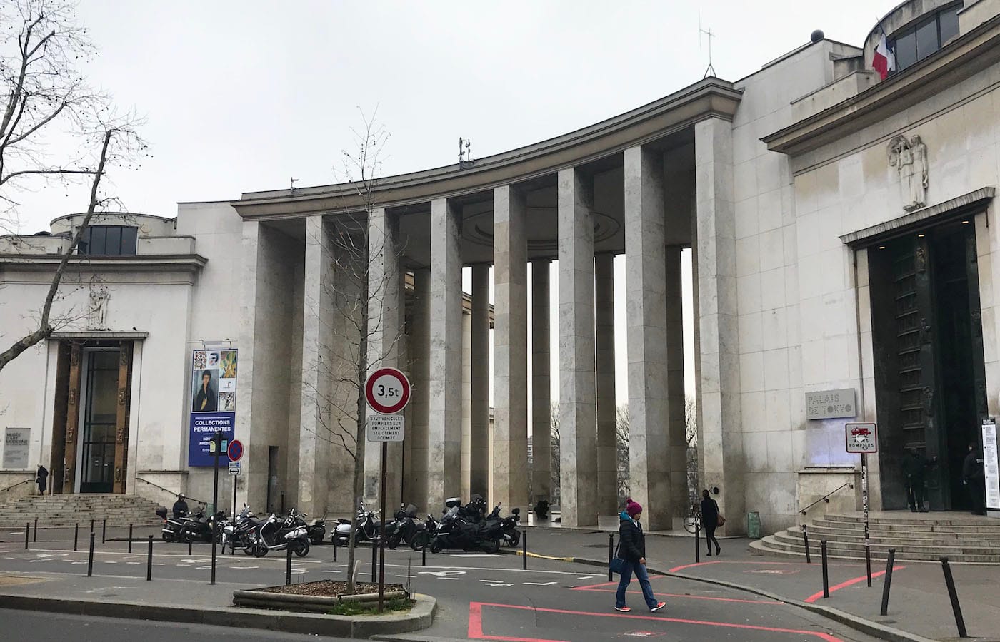 The proposed future site of Jeff Koons’s “Bouquet of Tulips,” with the main entrance to the municipal Museum of Modern Art at left and the Palais de Tokyo contemporary art center at right. (photo by the author for Hyperallergic)