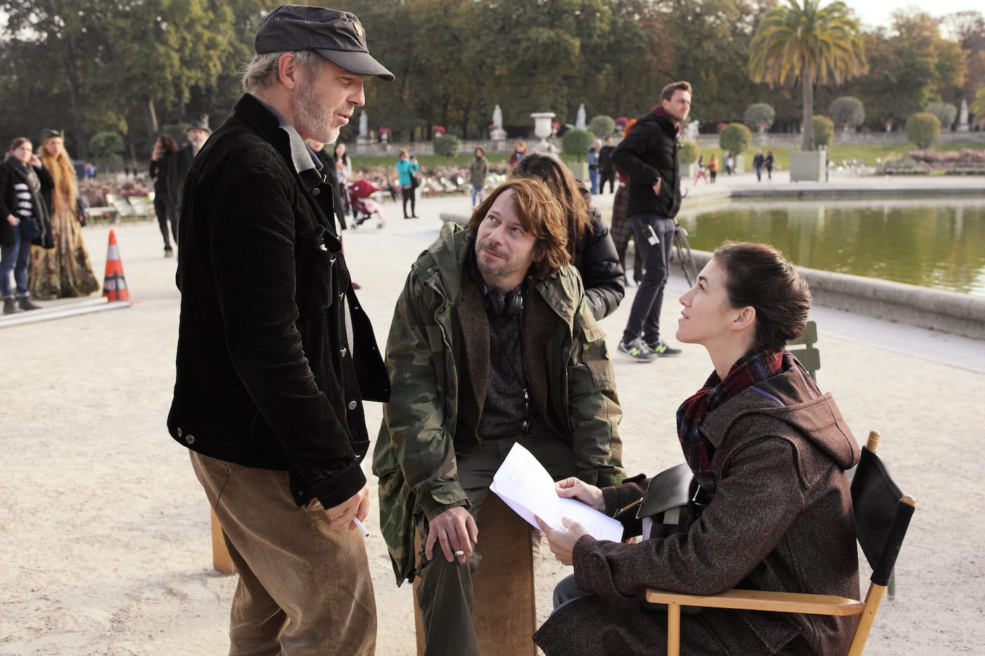 Arnaud Desplechin (left), Mathieu Amalric (center), and Charlotte Gainsbourg (right) on the set of Ismael’s Ghosts
