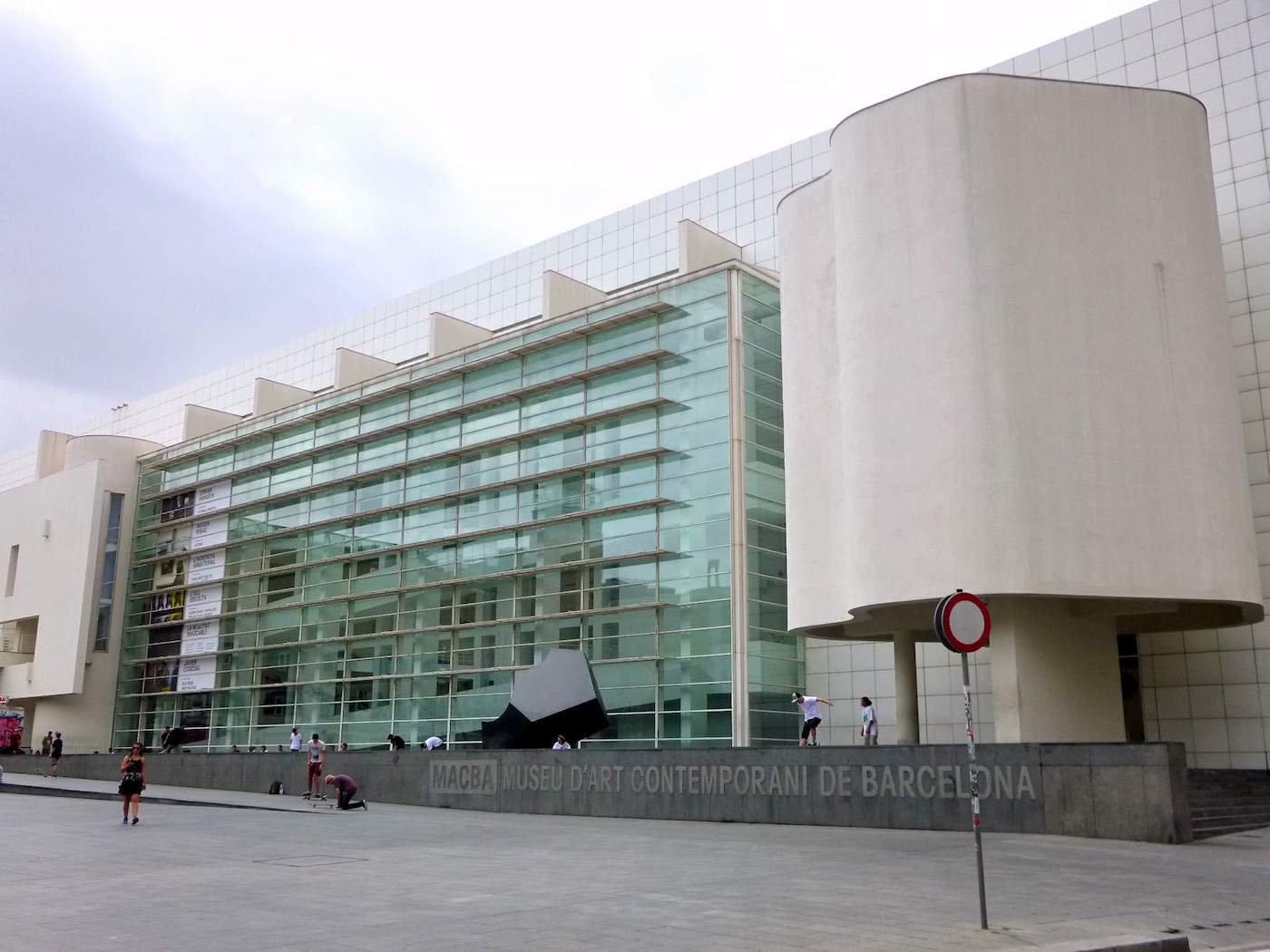 The Barcelona Museum of Contemporary Art (MACBA), designed by Richard Meier (photo by Zarateman, via Wikimedia Commons)