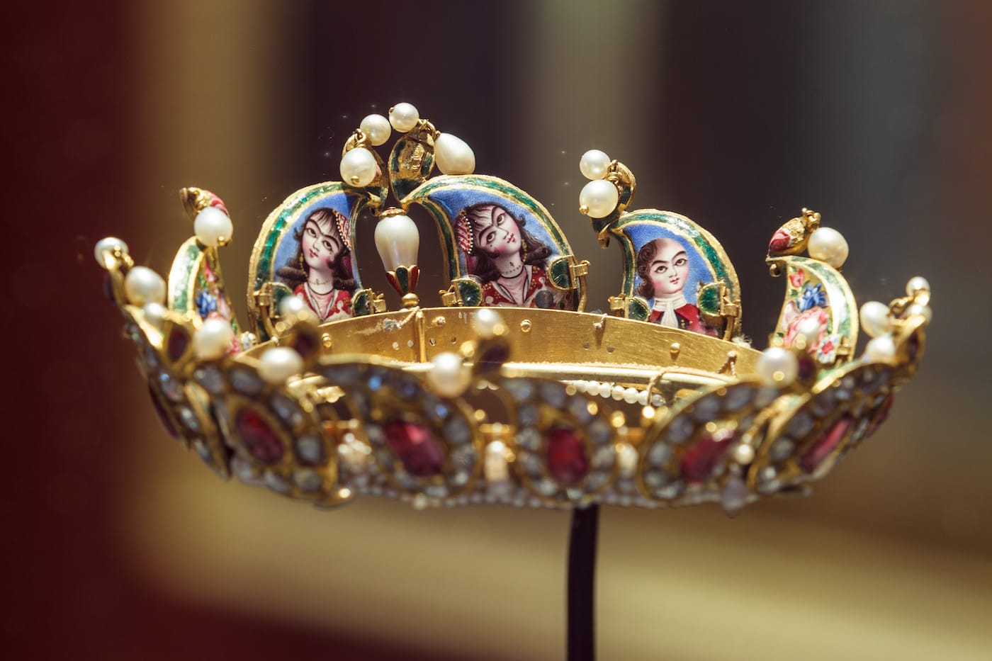 A 19th-century decorated crown on view in <em/>The Rose Empire: Masterpieces of 19th Century Persian Art at the Louvre-Lens (photo by Laurent Lamacz, courtesy Louvre-Lens)