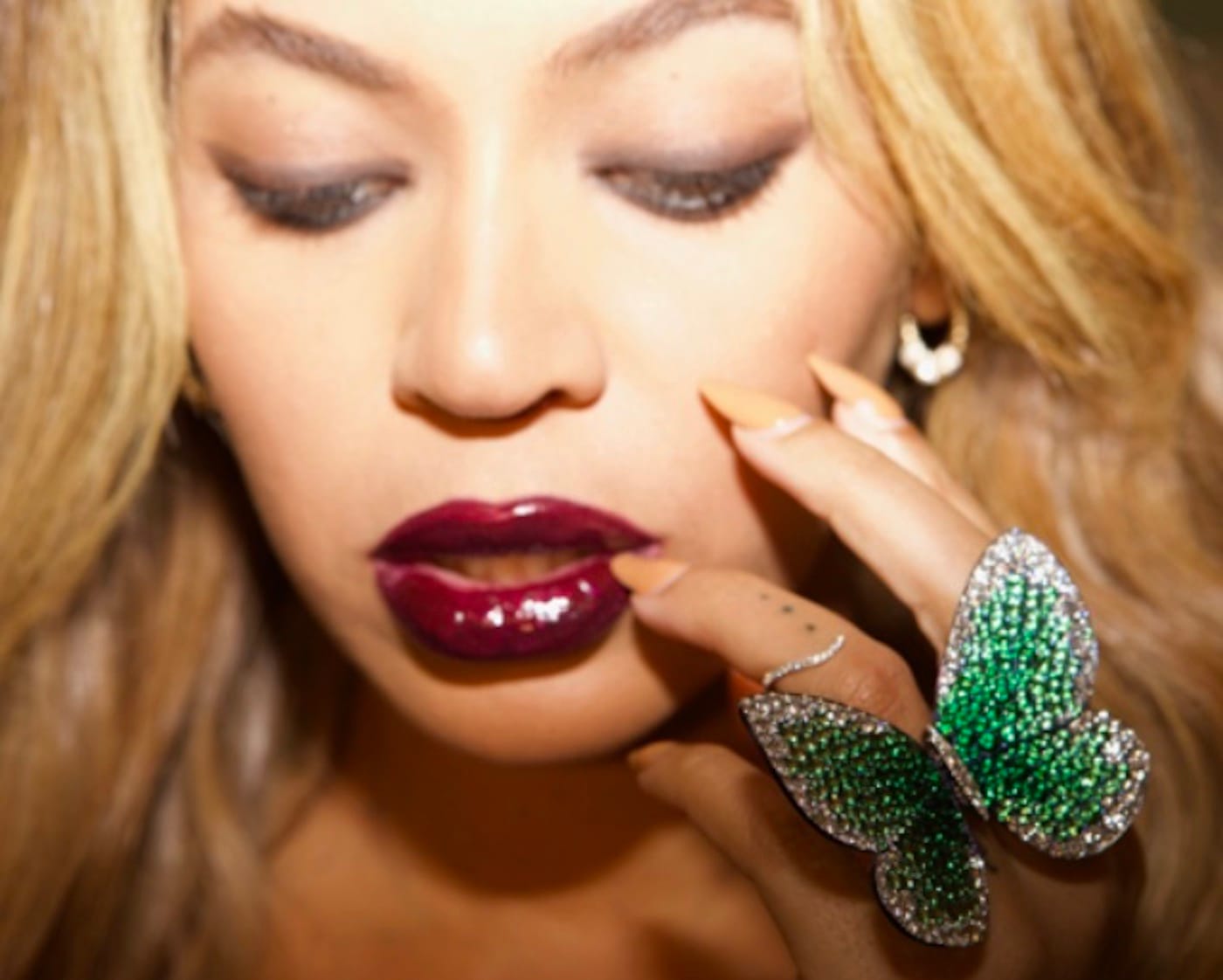 Beyoncé wearing the ‘Papillon’ ring designed by Glenn Spiro (photo by Jay-Z)
