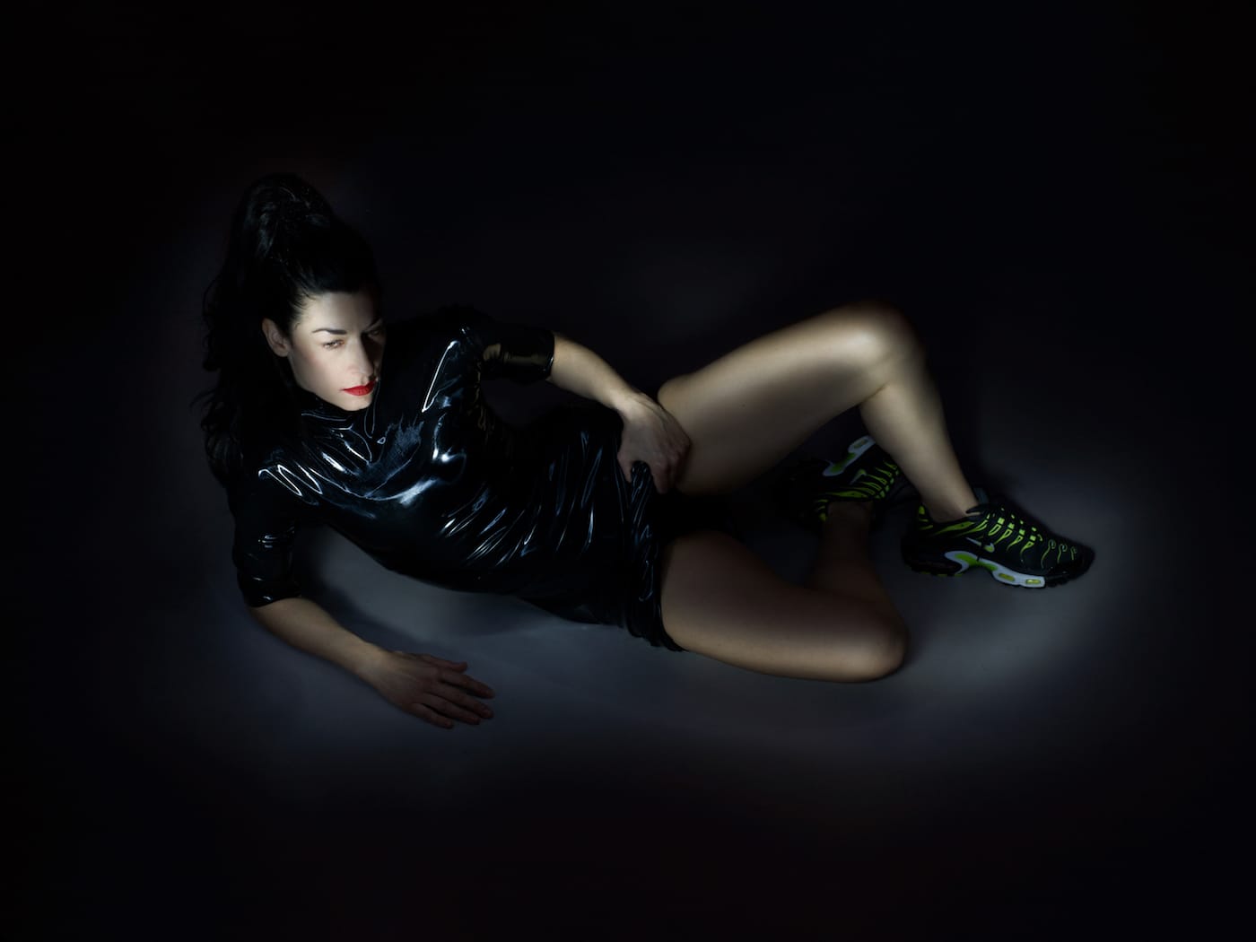 Alexandra Bachzetsis, "PRIVATE: Wear a mask when you talk to me" (2016) (photo © Blommers & Schumm)