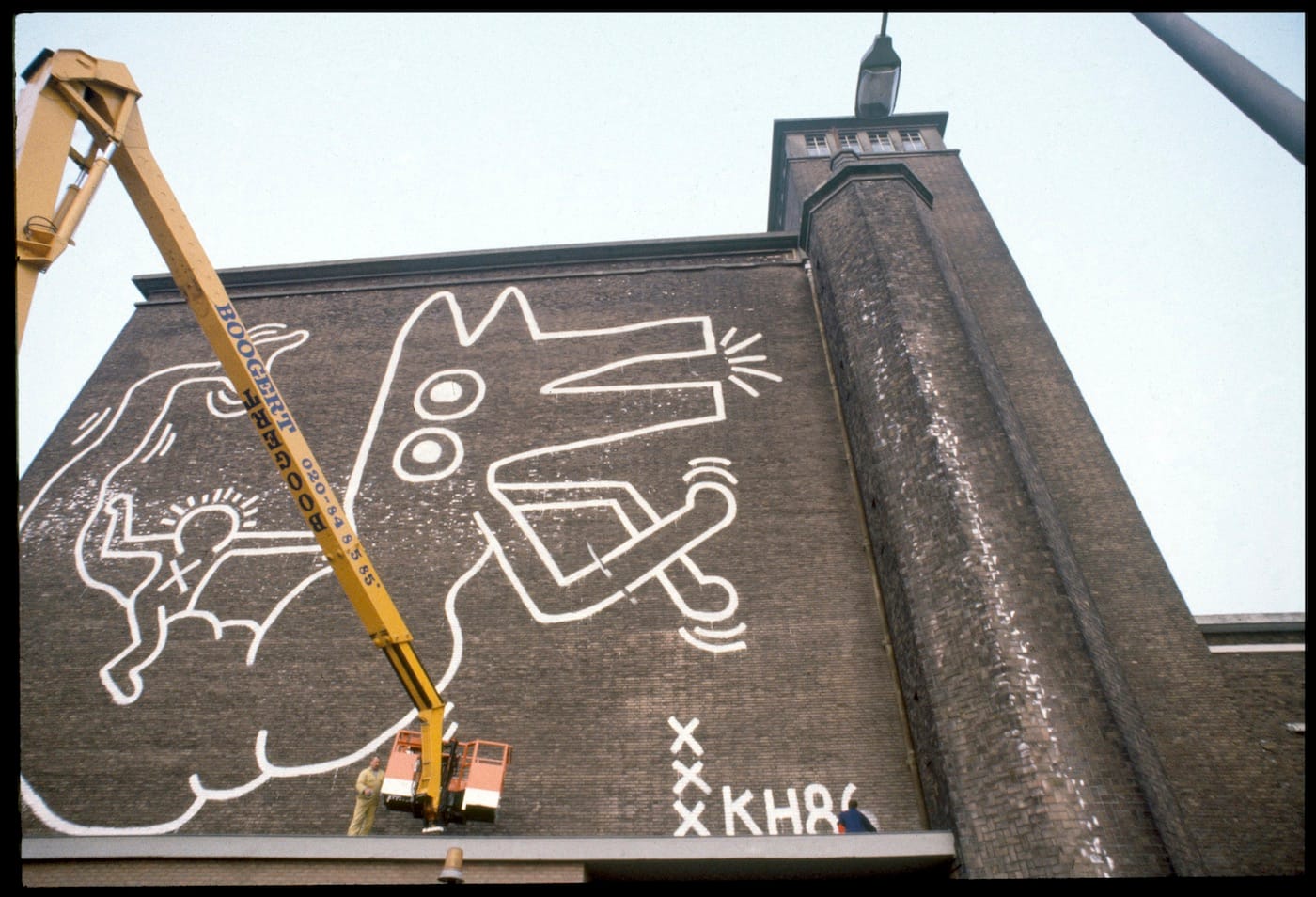 Keith Haring working on his Amsterdam mural in 1986 (photo by Patricia Steur, courtesy the Stedelijk Museum)