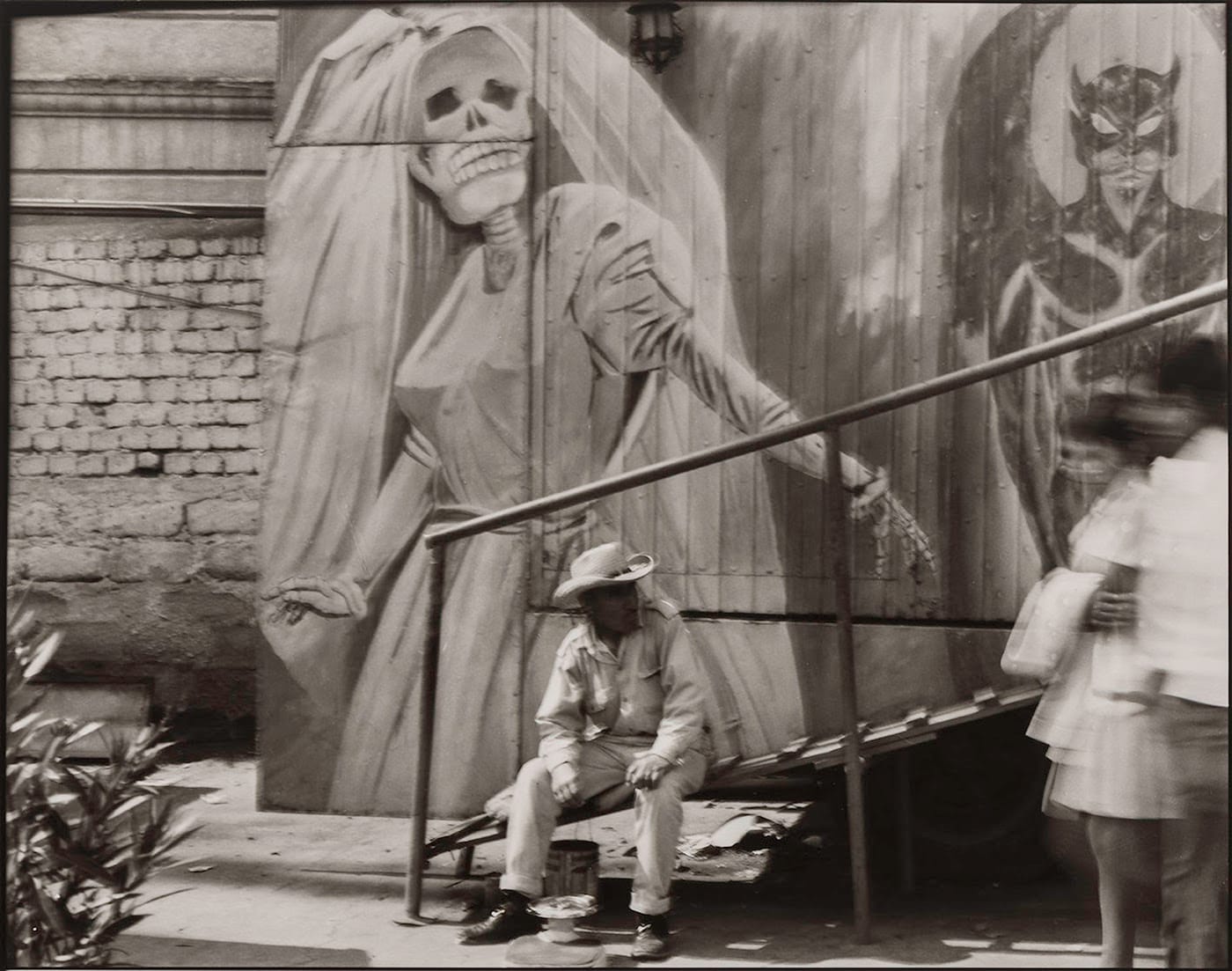 Graciela Iturbe, "Casa de la Muerte, Ciudad de México" (1975) (courtesy the artist and the Museum of Fine Arts, Boston)
