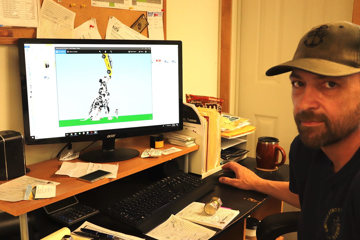 Darren Schauf with the "Spot" 3-D computer drawing (photo by the author for Hyperallergic)