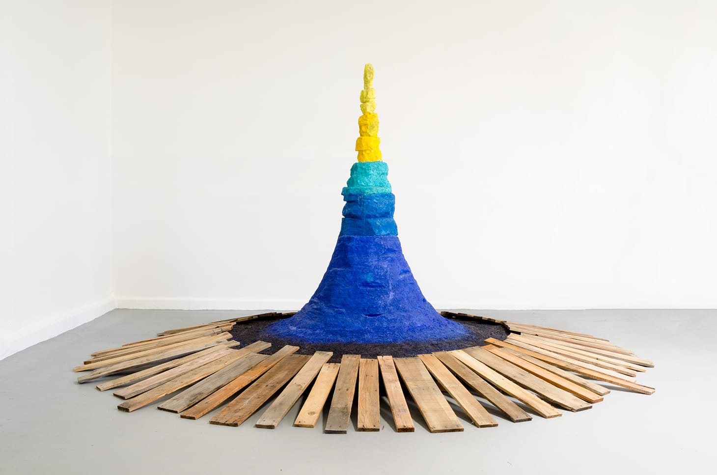 Liz Glynn, "Work in progress (from the Shape of Progress series)" (2017), forklift pallet slatting, foam with Aqua-Resin, mixed media and acrylic, 68 x 140 x 140 in. (image courtesy of Mass MoCA)