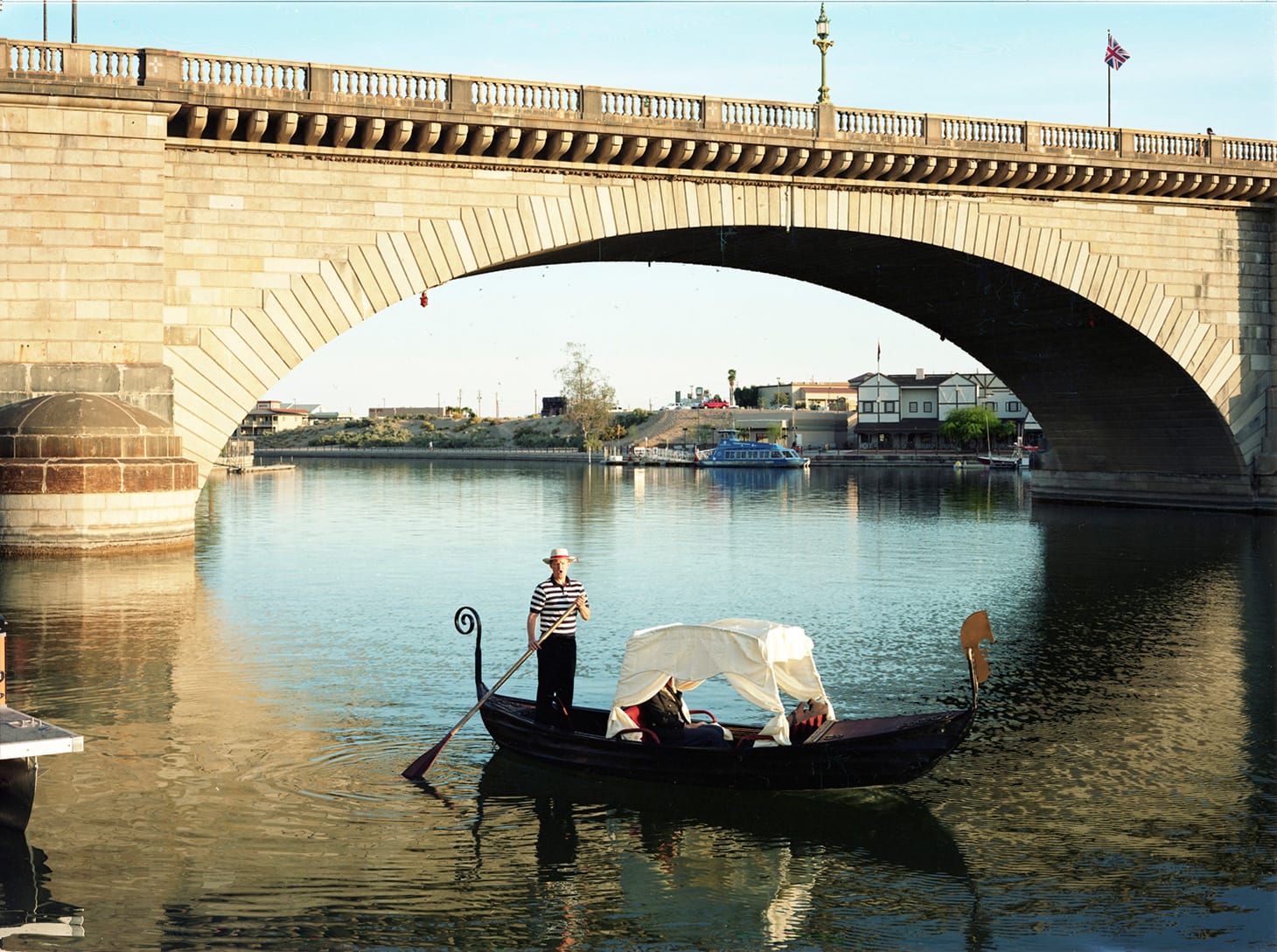 Joel Sternfeld, "London Bridge" (2016), HD film, 16 min., 44 sec., Hall Collection (image courtesy of the artist)