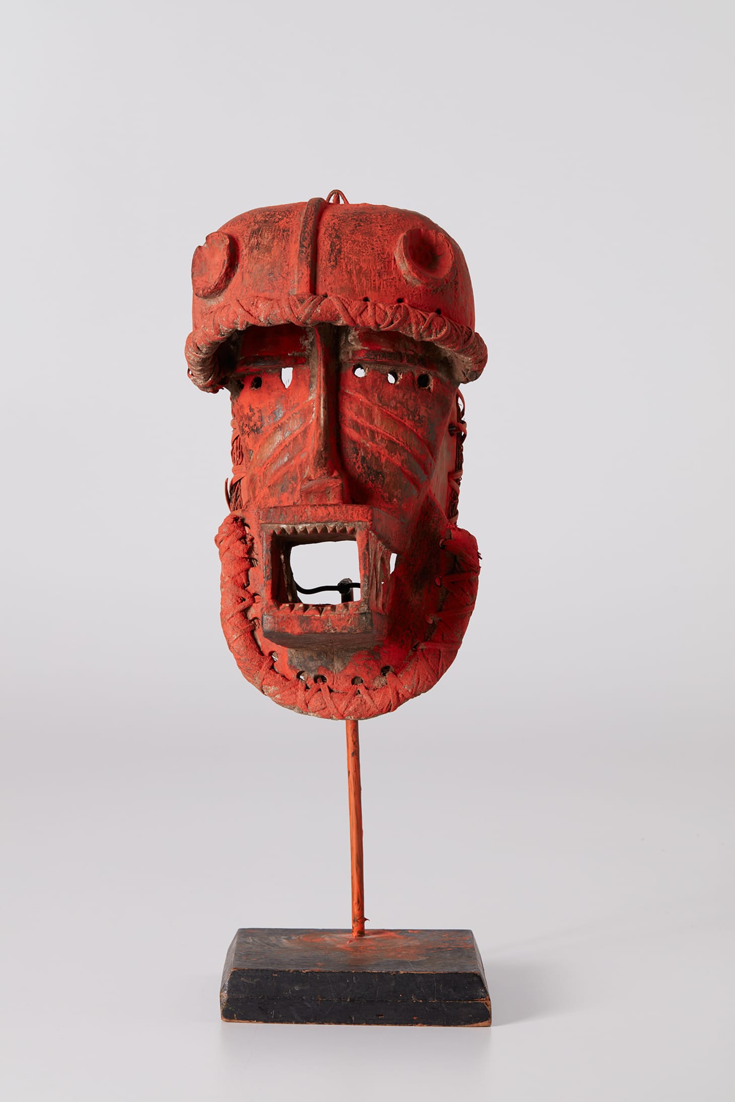 David Hammons, "Untitled" (2017), wooden mask, acrylic, wicker, straw, metal and wood base, mask 15 x 7 3/4 x 10 1/2 inches, overall 23 1/4 x 8 x 10 1/2 inches (image courtesy Phillips)