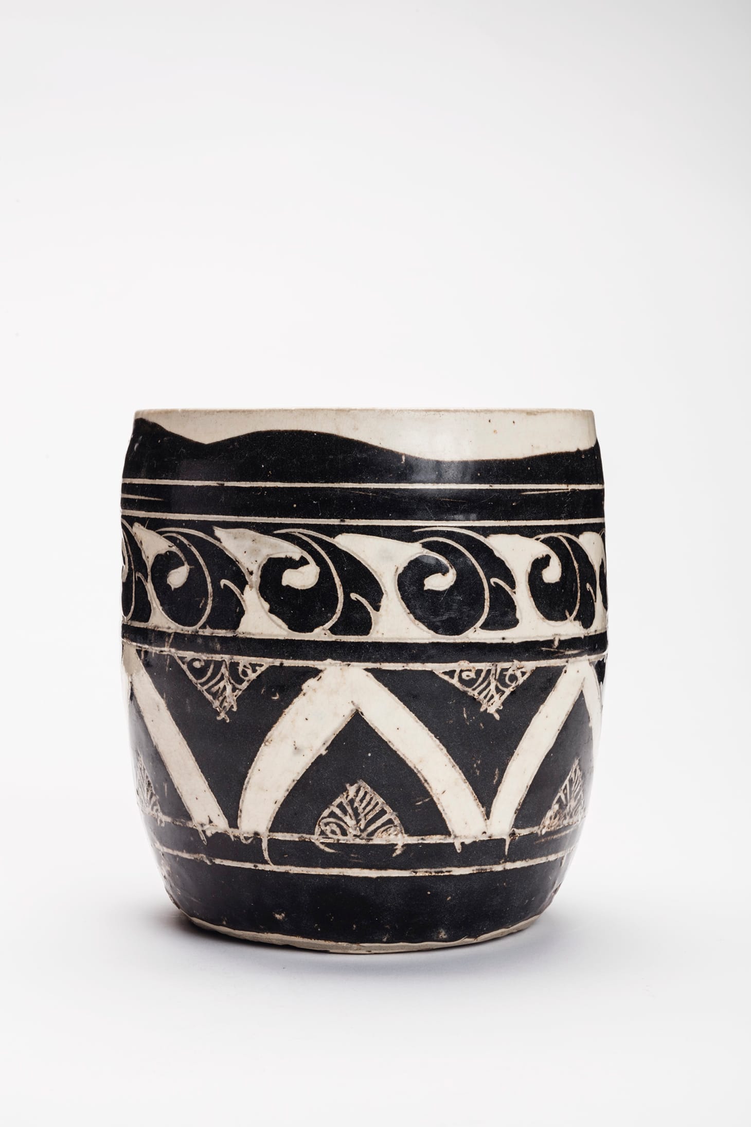 A very rare large Cizhou Sgraffiato jar, Jin Dynasty (1115-1234), 7 inches high, Japanese double wood box inscribed by the renowned scholar Fujio Koyama (image courtesy Christie's)