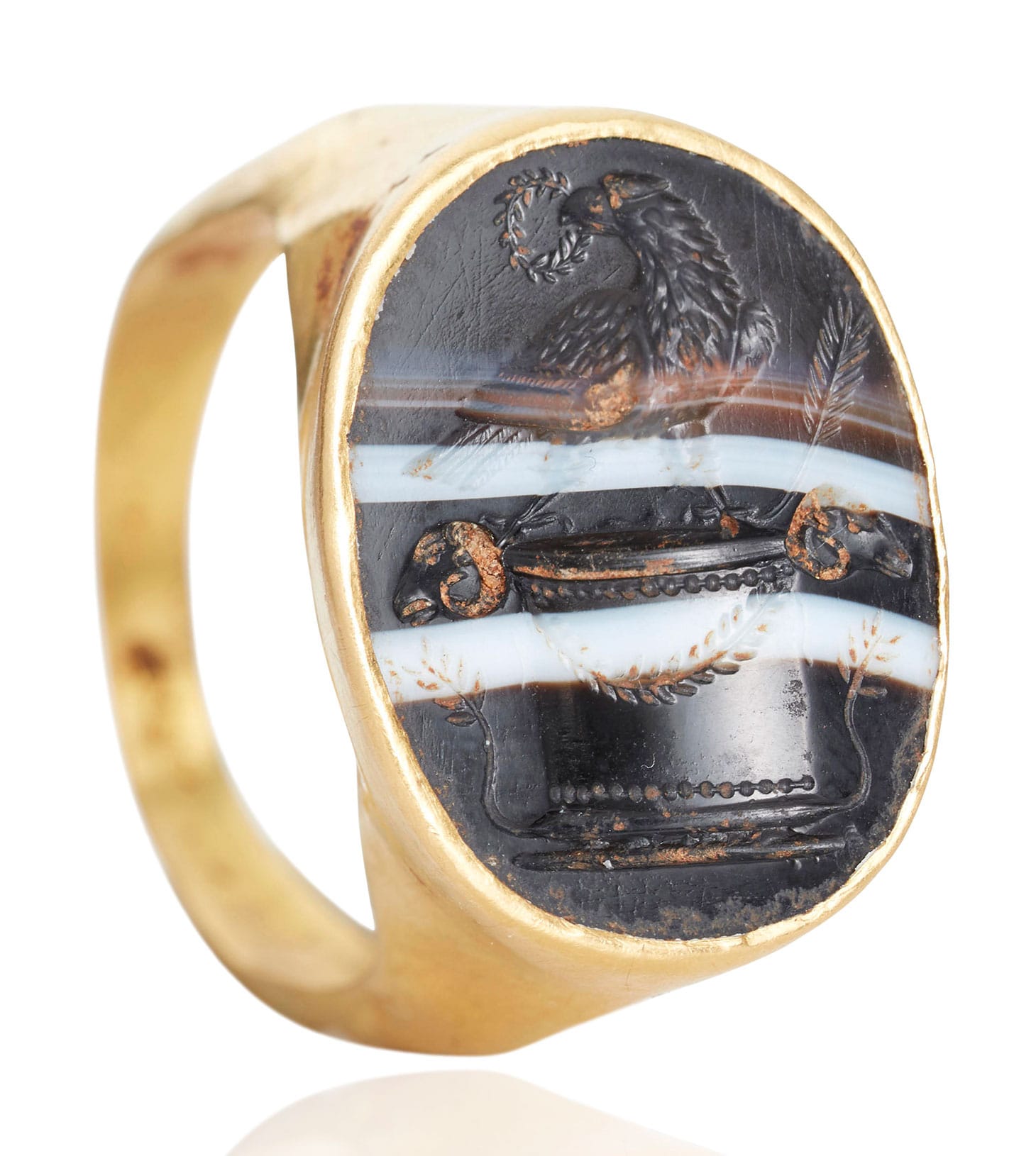 A Roman gold and banded agate finger ring with an eagle on altar (c. 1st century BCE) (image courtesy Christie's)