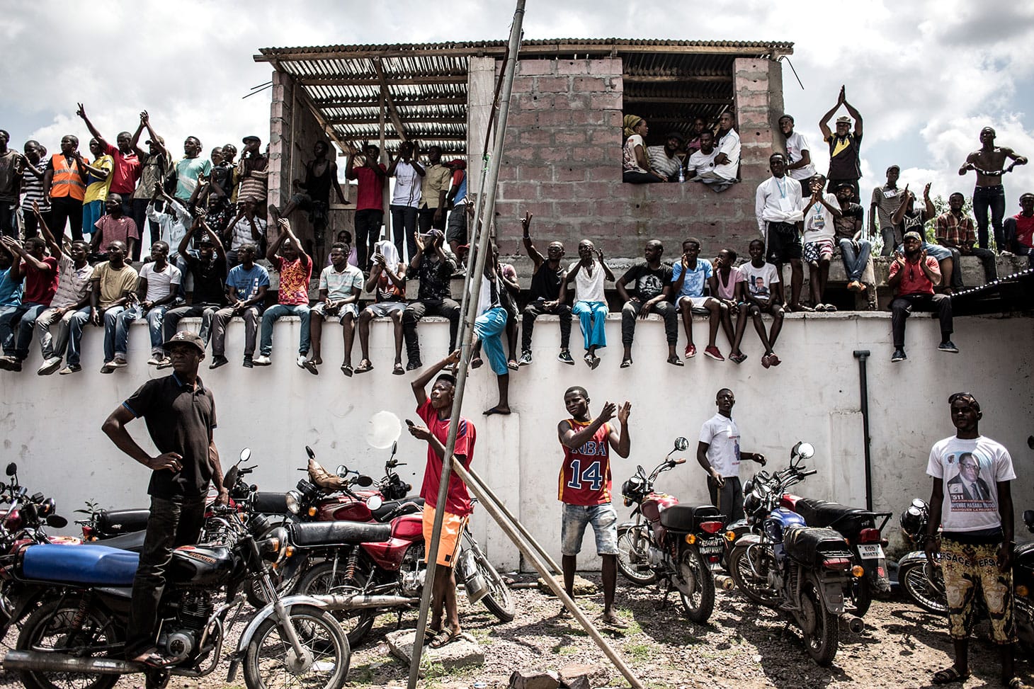 John Wessels, "A Fight for Democracy" (2018): UDPS supporters gather outside party headquarters, on December 21, 2018. A fire that destroyed polling equipment had led to another postponement of the election, initially scheduled for December 23 (© John Wessels, Agence France-Presse)