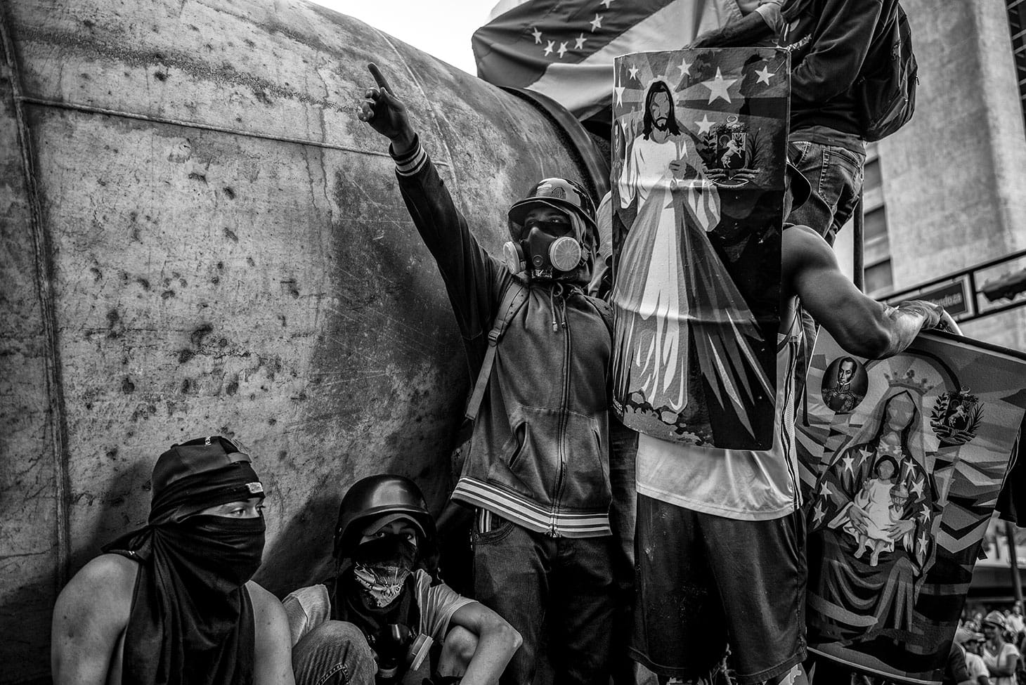 Alejandro Cegarra, "State of Decay" (2017): Demonstrators with homemade shields at an anti-Maduro protest, Caracas, July 7, 2017 (© Alejandro Cegarra)