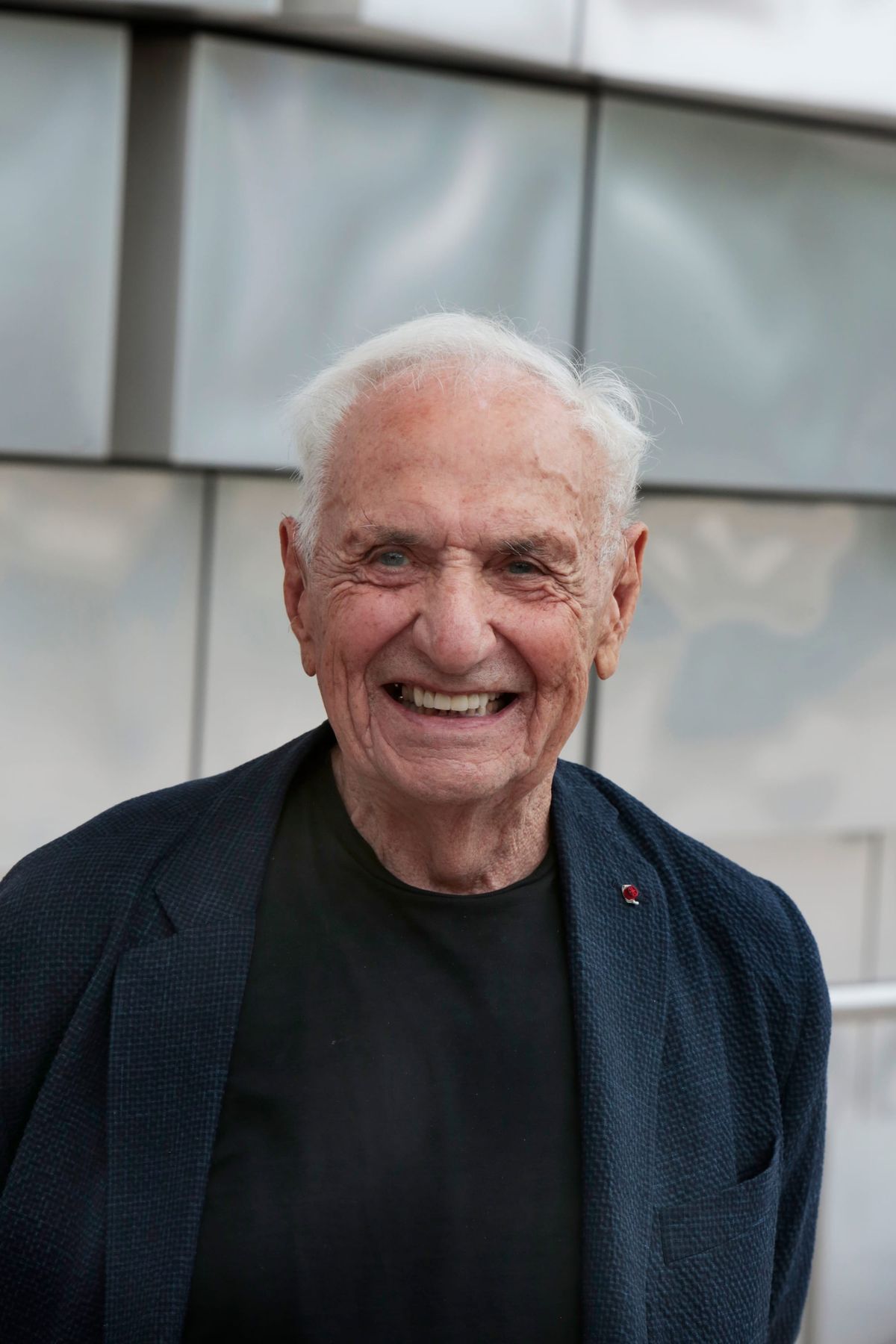 Architect Frank Gehry, Who Turned Buildings Into Sculptures, Dies at 96