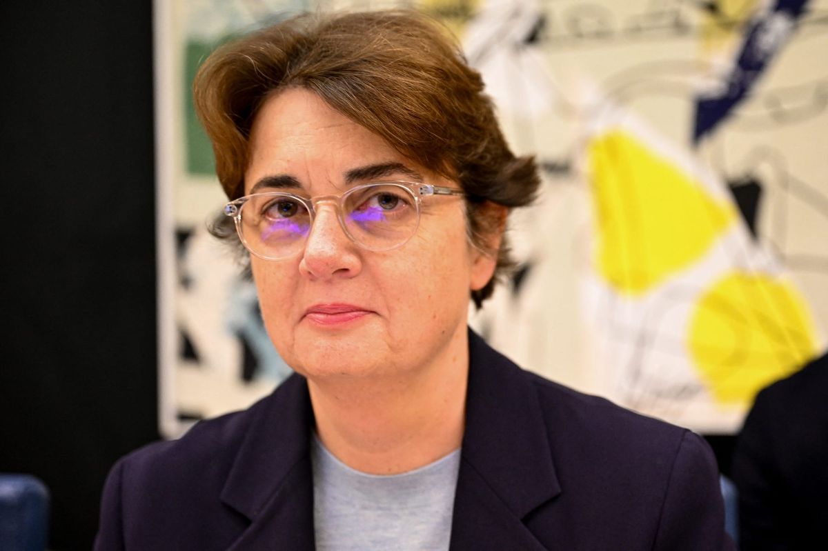 Louvre Director Resigns Amid Heist Fallout