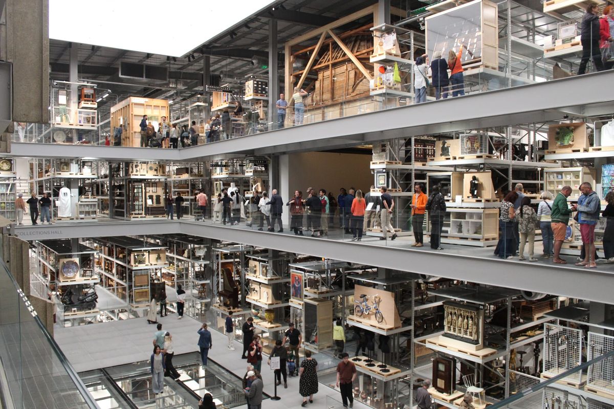 V&A Storehouse Workers Vote to Strike Over “Amazon-Style” Conditions