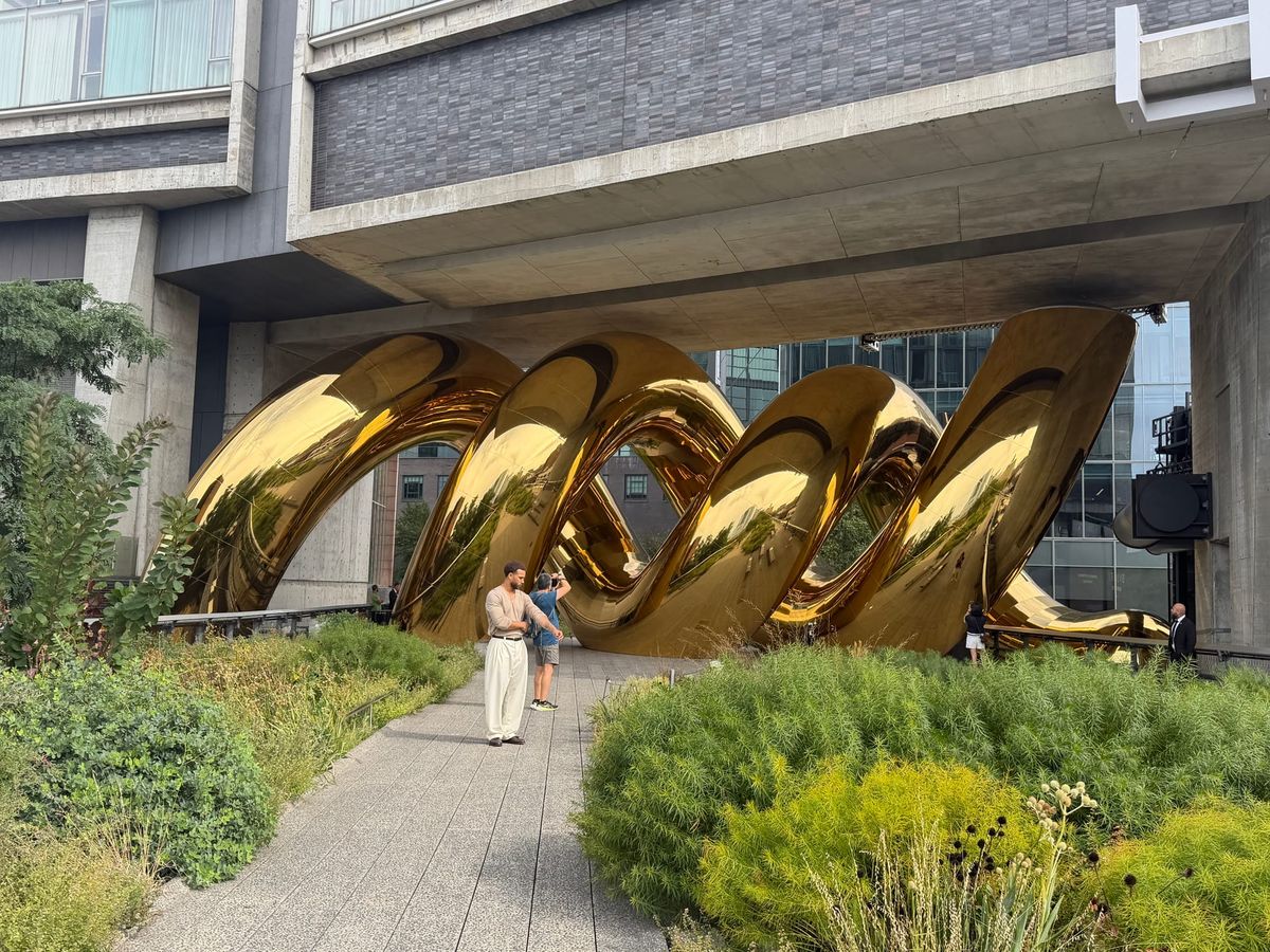 A Twisted Sculpture Lands on Manhattan's High Line