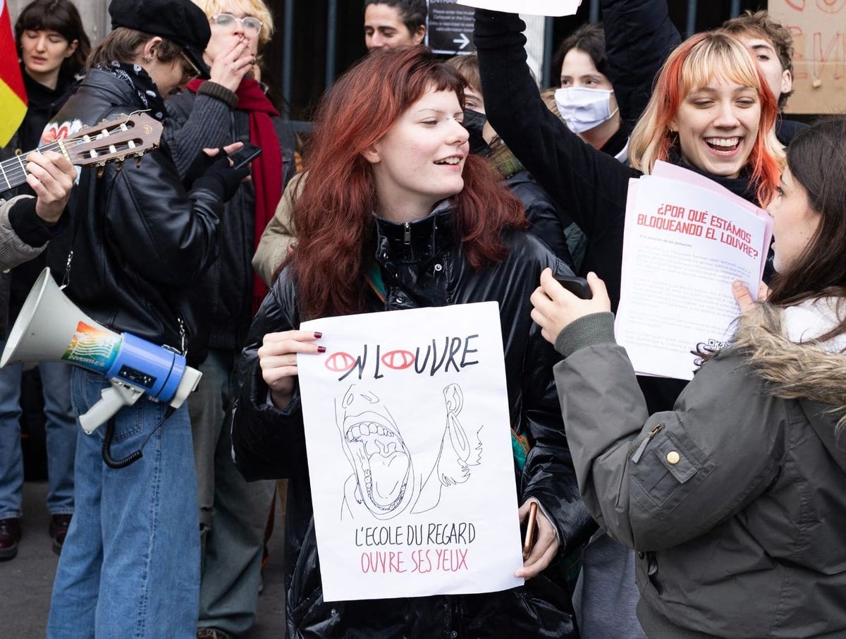 Paris'teki sanat öğrencileri okullardaki yetersizlikleri protesto etmek için Louvre Müzesi'nin girişini kapattı
