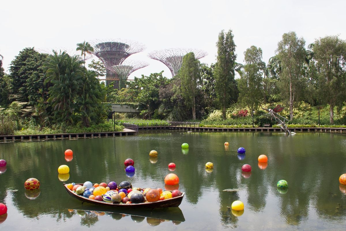 What Do Dale Chihuly’s Sculptures Tell Us in Postcolonial Singapore?