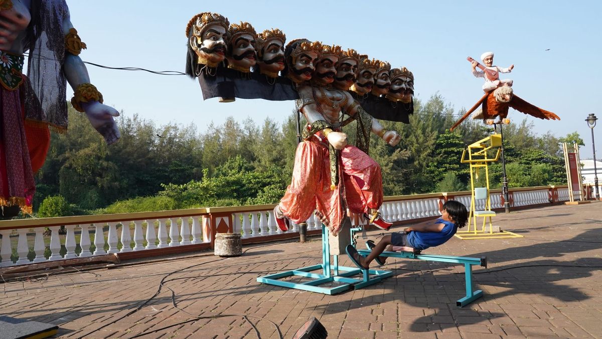 Internet Goes Wild Over Outdoor Gym of Hindu Puppets