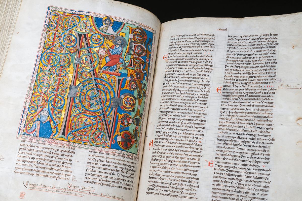 A History of Bookmaking, From Scrolls to Scrolling