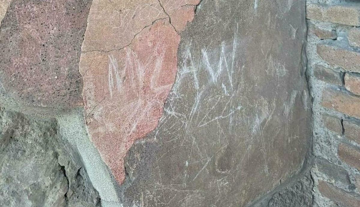 Another Tourist Has Carved Initials Into an Ancient Pompeii House
