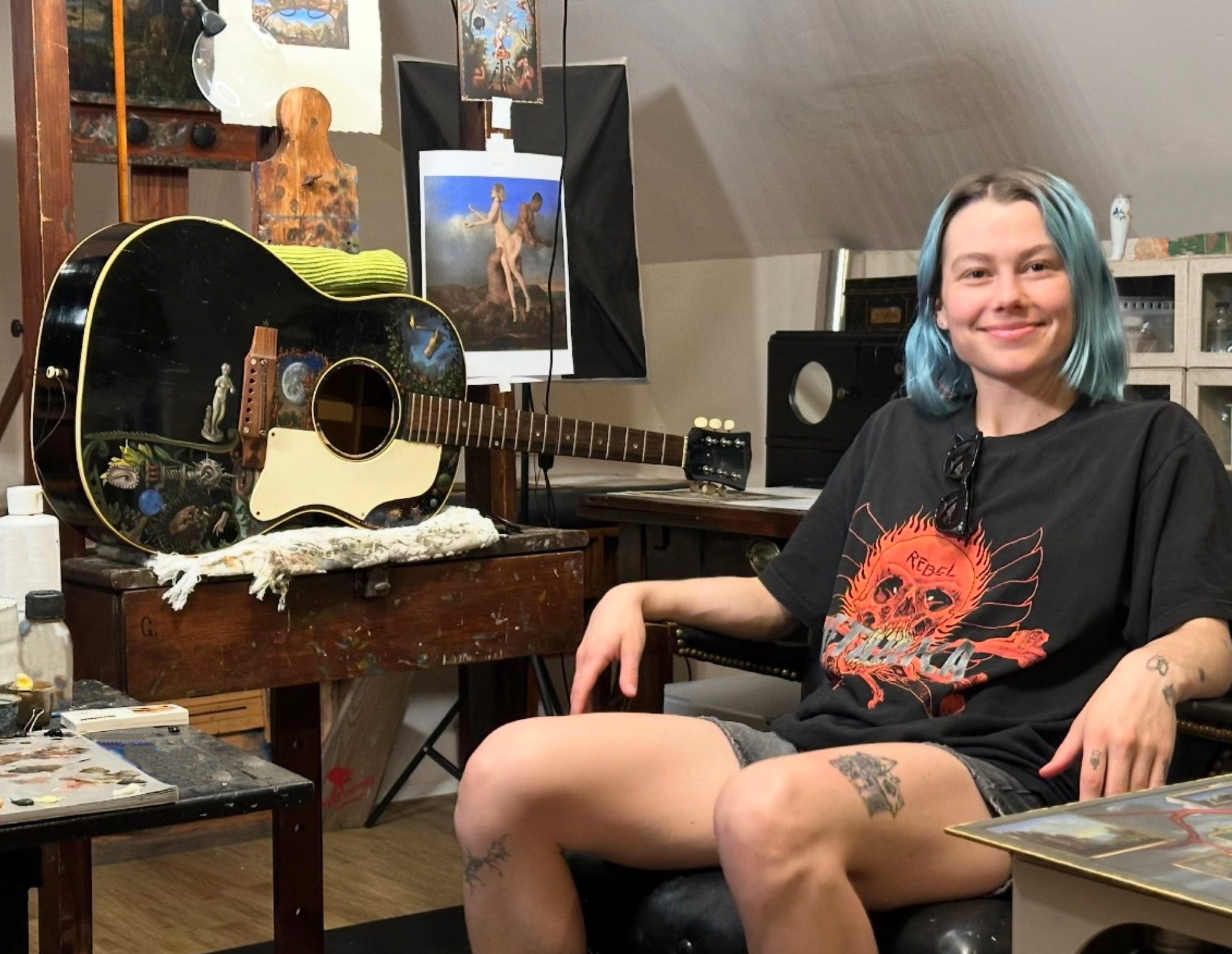 Ressam John Griswold Phoebe Bridgers'ın gitarlarını yağlı boyayla süsledi