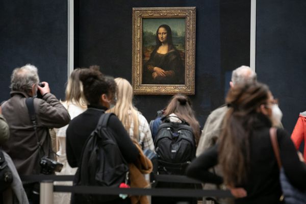 German Duo Arrested After Hanging Paintings Next to Mona Lisa