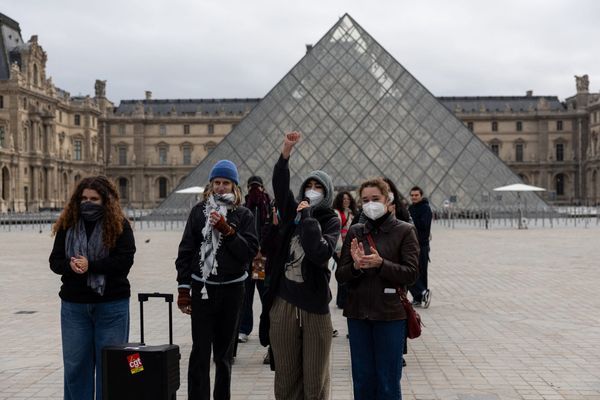 Paris Students Block Louvre Entrance, Forcing Closure
