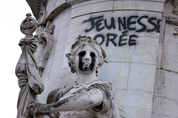 French Students Take to the Monuments