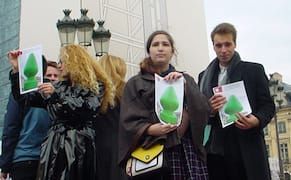 Solemn Protest Against Public Art Reactionaries as McCarthy Goes Chocula in Paris