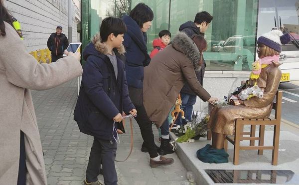 Japan Recalls Its South Korean Envoys Over “Comfort Women” Sculpture