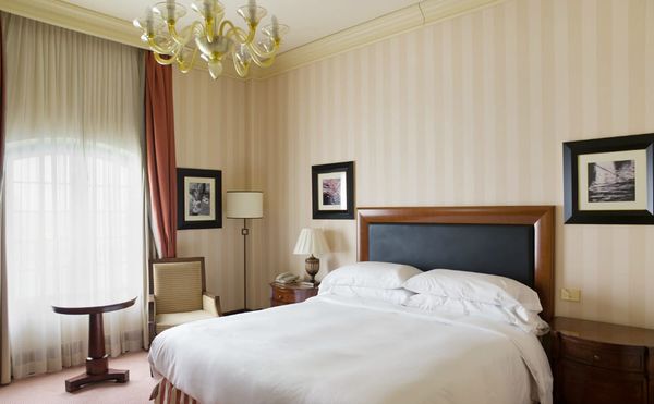 A Photographer Documents the Uncanny Consistency of Hilton Hotel Rooms