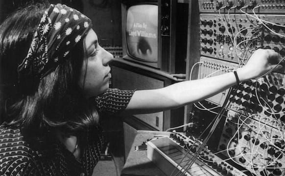 A Female Pioneer of Electronic Music Retakes the Stage
