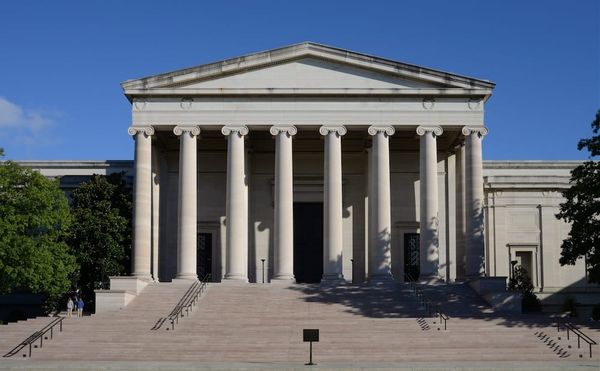 The façade of the National Gallery of Art in Washington, DC (photo by Alvesgaspar, via Wikimedia Commons)