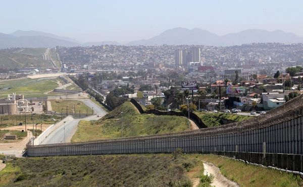A Peepshow Tracks the Shifting Border Between Mexico and the US