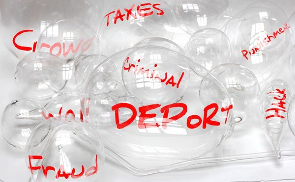 John Roach, Aaron Moore, Brian Chase, Victoria Keddie, Alexander Rosenberg, Ben Wright, "Frozen Words Hot Air" (2017) (courte