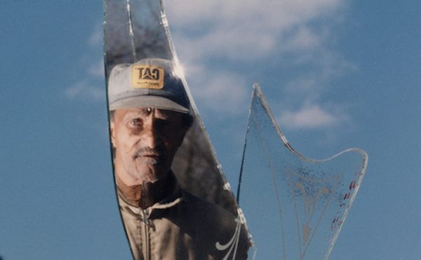 An Artist Who Conveys Messages from the Dead