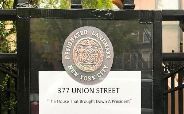 The satirical plaque at the entrance to Paul Manafort's Brooklyn brownstone