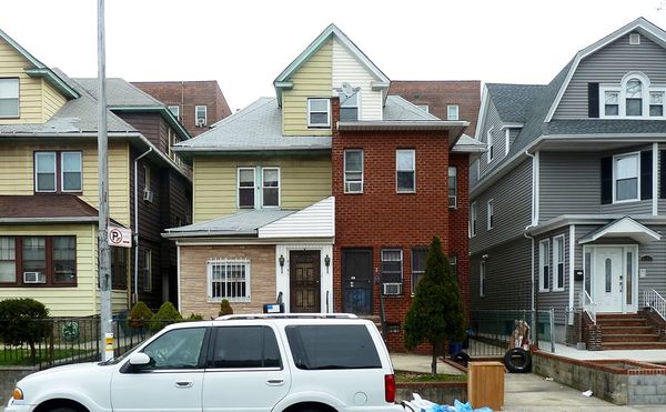 The Eccentric Architecture of Queens in Photographs