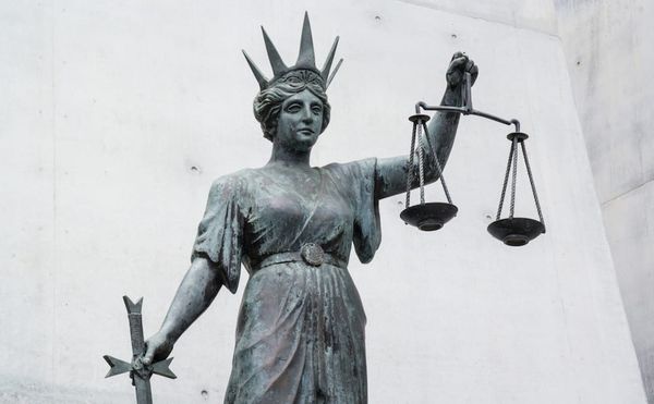 Statue of Themis, an ancient Greek personification of law and justice, in Brisbane (photo by Rae Allen/Flickr)