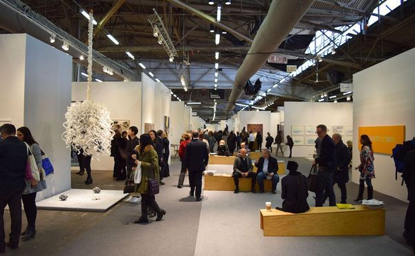 The interior of the Armory Show art fair (photo by Benjamin Sutton/Hyperallergic)