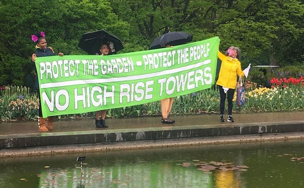 Protesters at the Brooklyn Botanic Garden (all photos by the author for Hyperallergic)