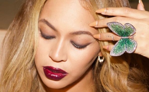 Beyoncé wearing the ‘Papillon’ ring designed by Glenn Spiro (photo by Jay-Z)